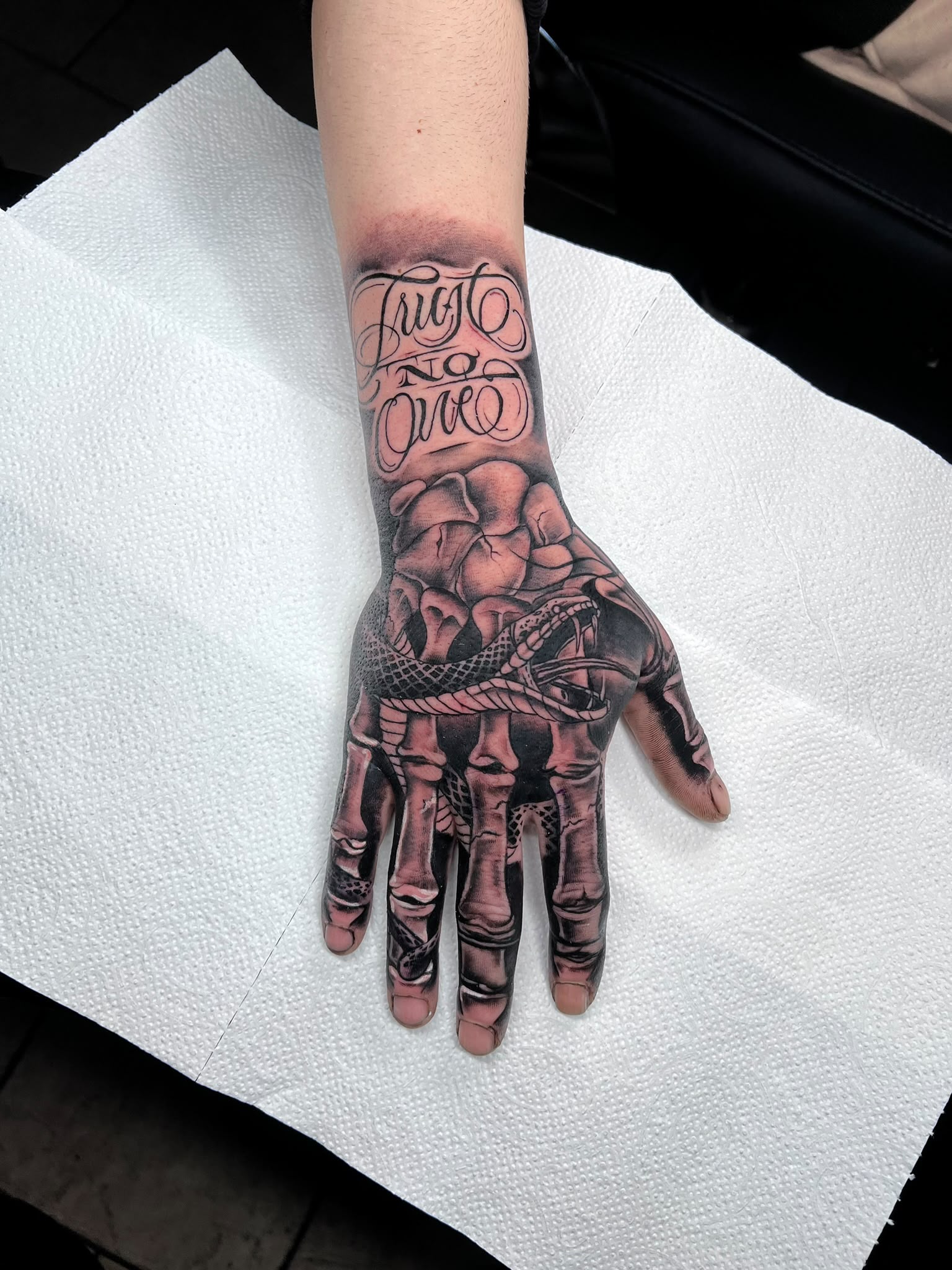 Skeletthand & Lettering — Tattoo von Ciprian Grapa