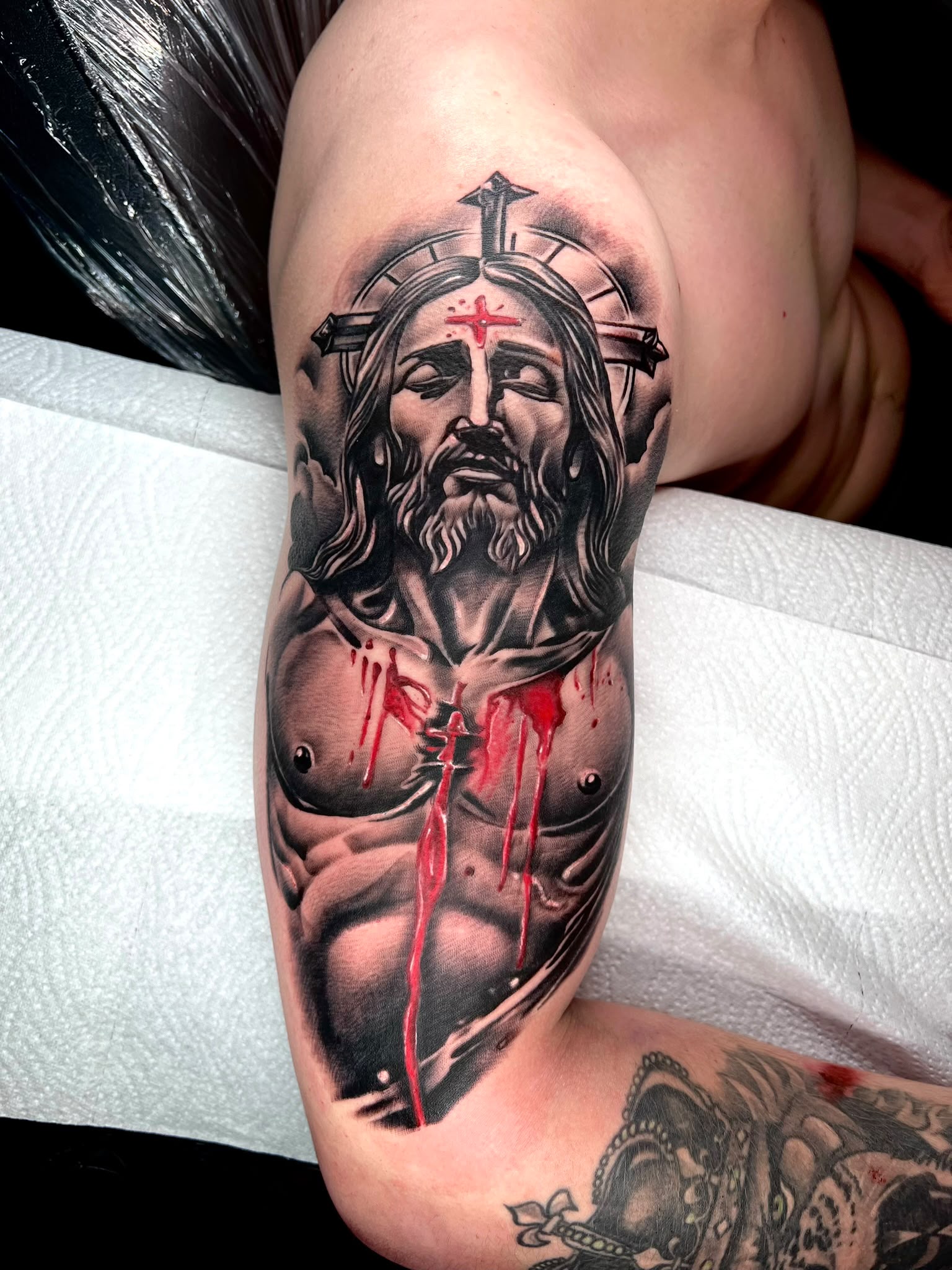 Heiliges Porträt in Rot & Schwarz — Tattoo von Ciprian Grapa