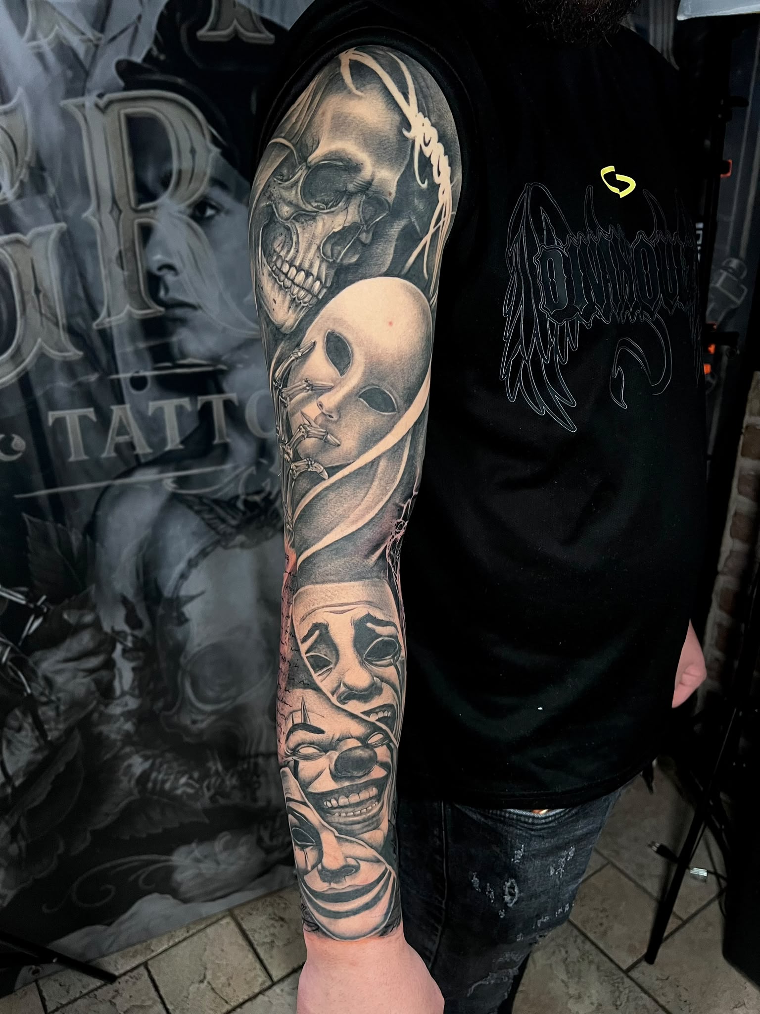 Großflächige Totenkopf-Komposition — Tattoo von Ciprian Grapa