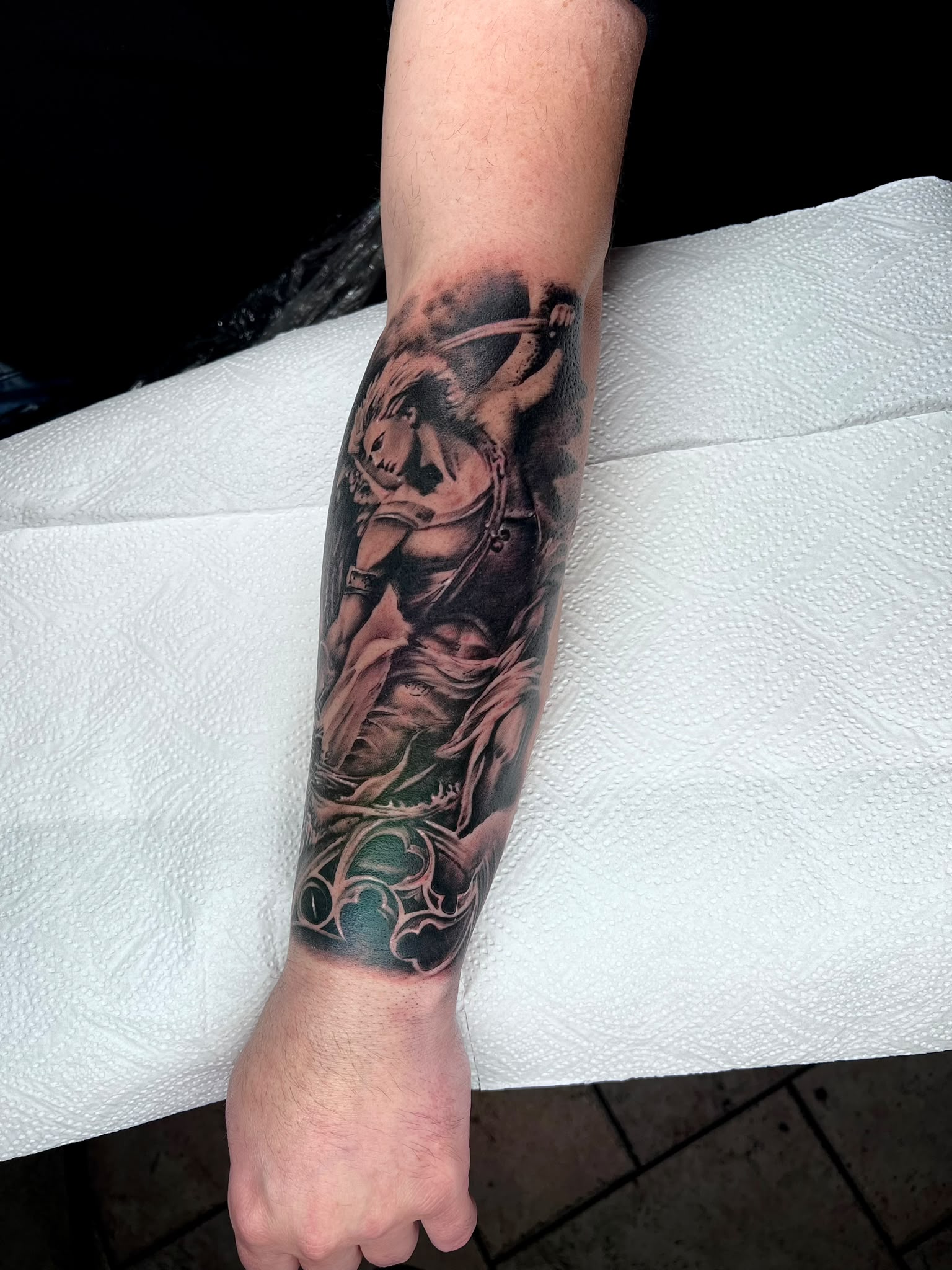 Skulpturales Motiv mit grünen Akzenten — Tattoo von Ciprian Grapa