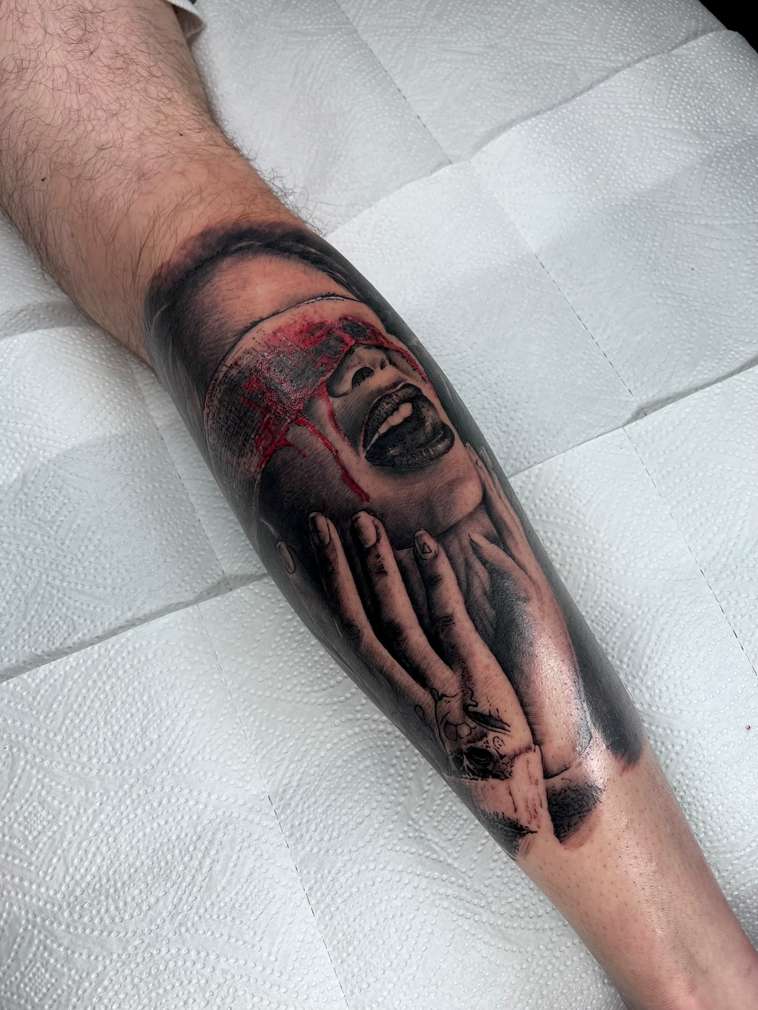 Frauenporträt mit roten Akzenten — Tattoo von Ciprian Grapa
