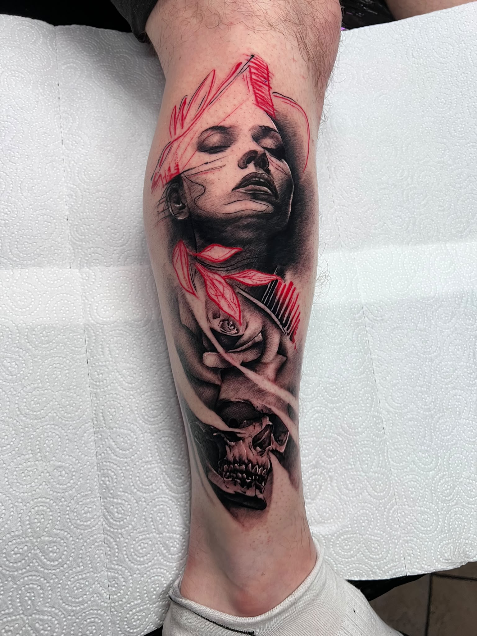 Porträt & Totenkopf in Rot & Schwarz — Tattoo von Ciprian Grapa