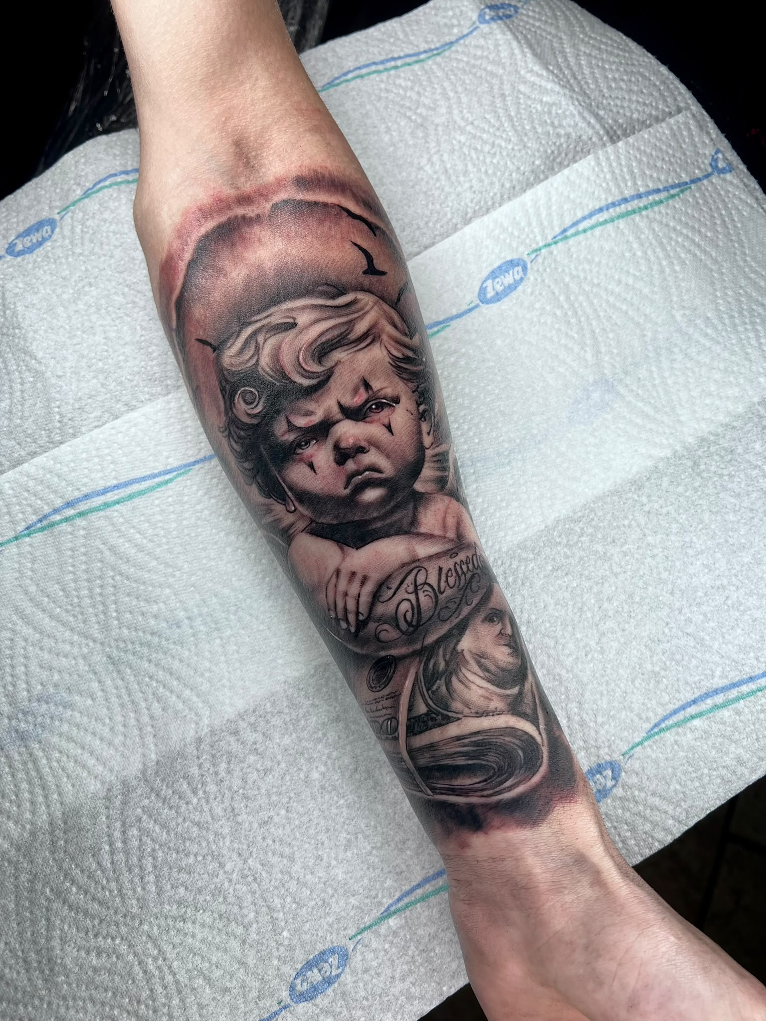 Skulpturaler Engel & Lettering — Tattoo von Ciprian Grapa